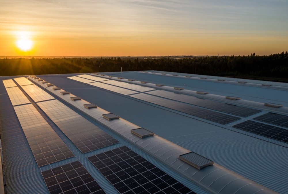 Maison autonome en Nouvelle-Aquitaine — Toiture équipée de panneaux solaires photovoltaïques au coucher du soleil