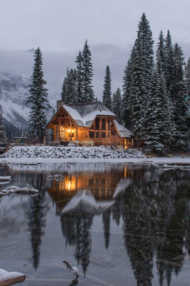 Maison en bois à Saint-Denis (La Réunion) — Maison en bois massif au bord d'un lac, charpente traditionnelle