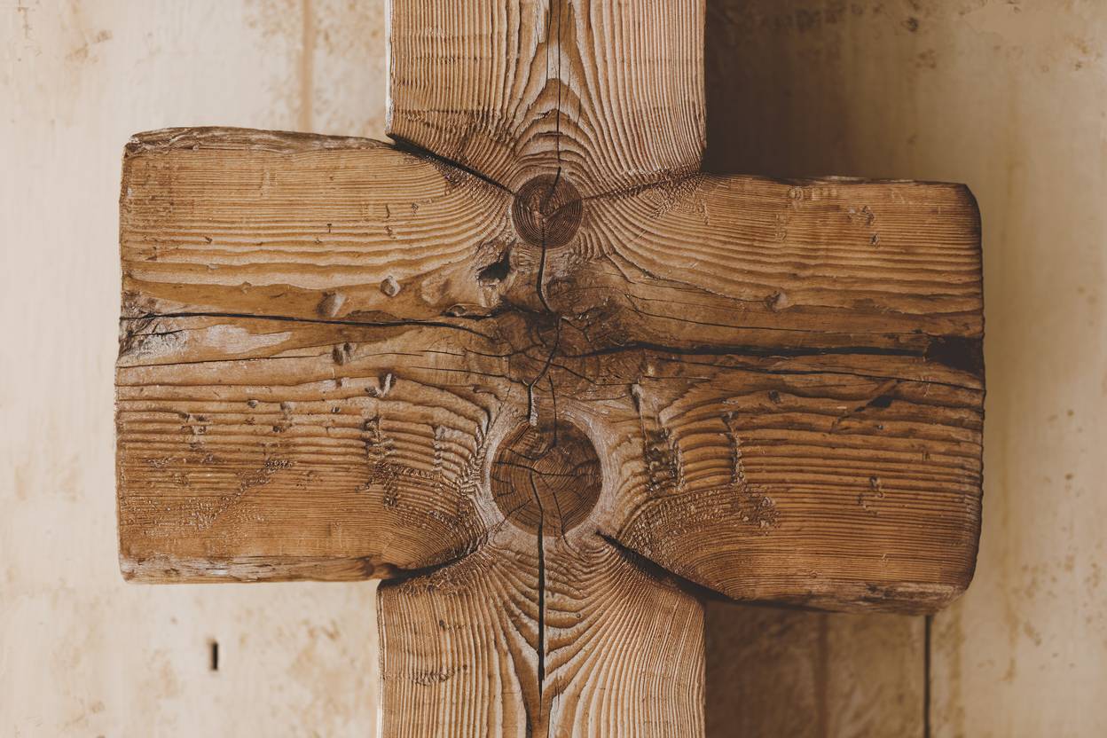 Comment peindre des poutres sans poncer : astuces et matériaux idéaux pour un résultat parfait