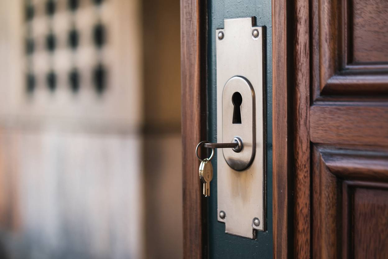 Méthodes efficaces pour débloquer une porte d&rsquo;entrée 5 points coincée